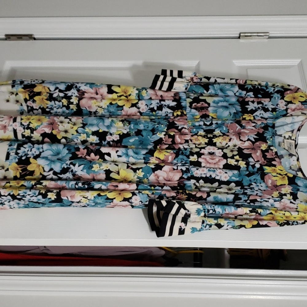 Mid legnth, floral dress with ruffled sleeves